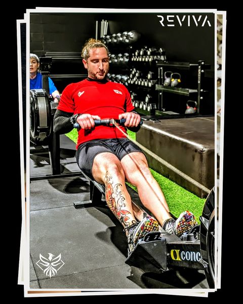 Un socio di CrossFit Reviva durante l’allenamento