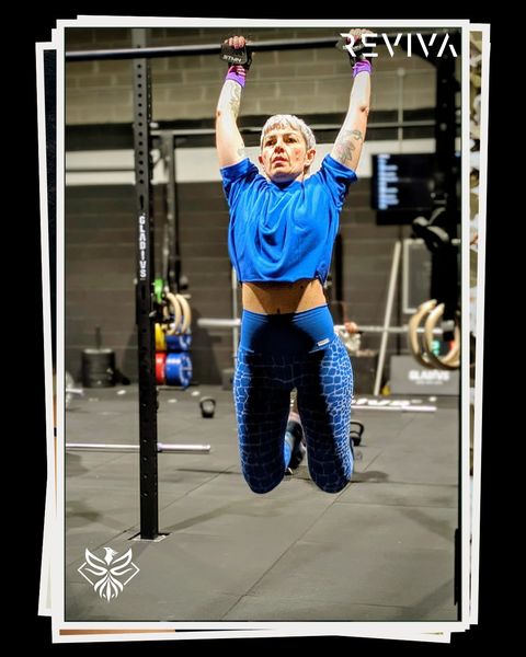 Un socio di CrossFit Reviva durante l’allenamento