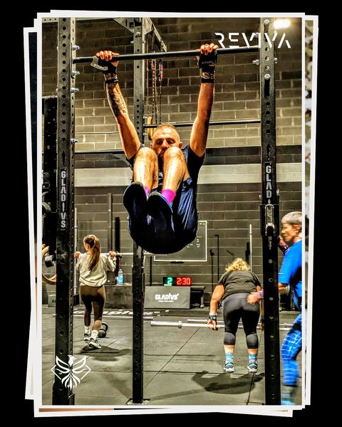 Un socio di CrossFit Reviva durante l’allenamento