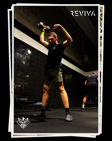 Un socio di CrossFit Reviva durante l’allenamento