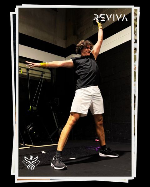 Un socio di CrossFit Reviva durante l’allenamento