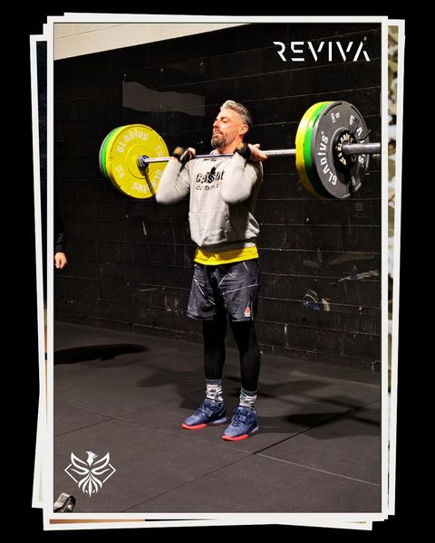 Un socio di CrossFit Reviva durante l’allenamento
